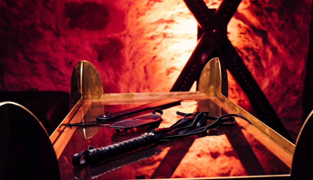 le club libertin la marquise martinet cuir