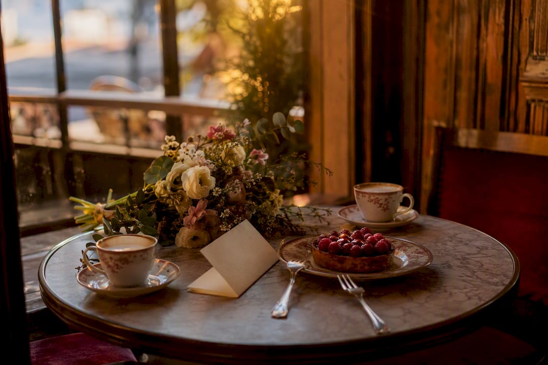 Note écrite à la main et dessert à partager sur une table de café