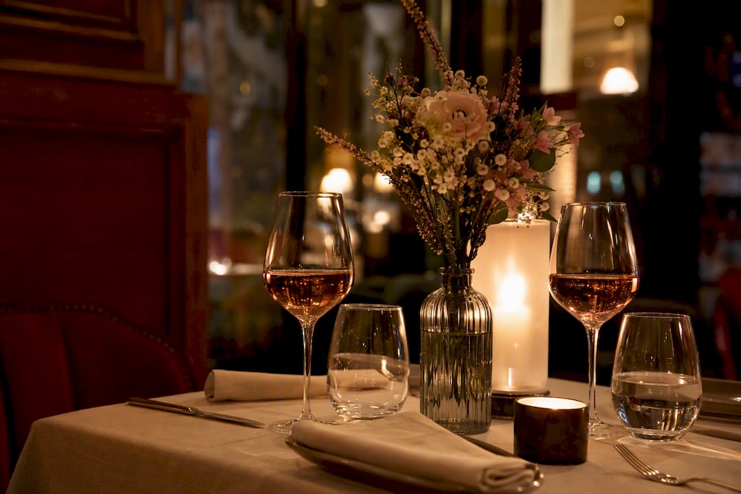 Dîner intime à la parisienne avec vin et lumière de bougie