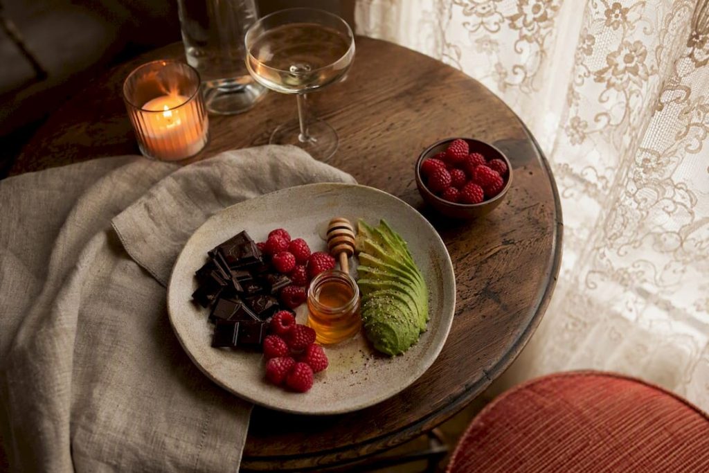 Disposition artistique d'aliments aphrodisiaques sur la table