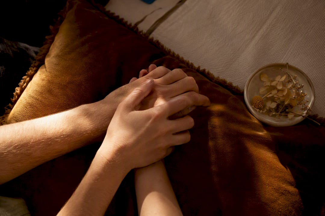 Mains entrelacées symbolisant consentement et confiance