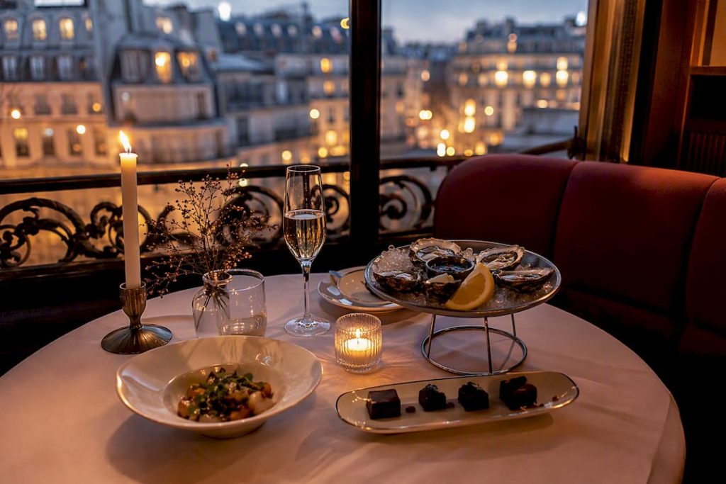 Table de dîner romantique aux chandelles dans un restaurant parisien
