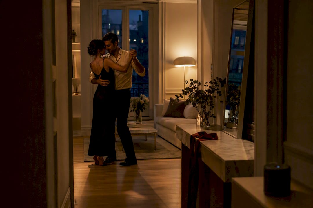 Un couple qui danse lentement chez lui