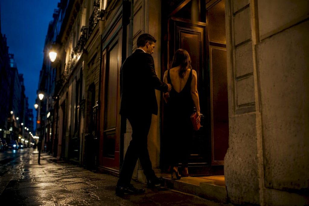 Un couple qui entre dans un club parisien