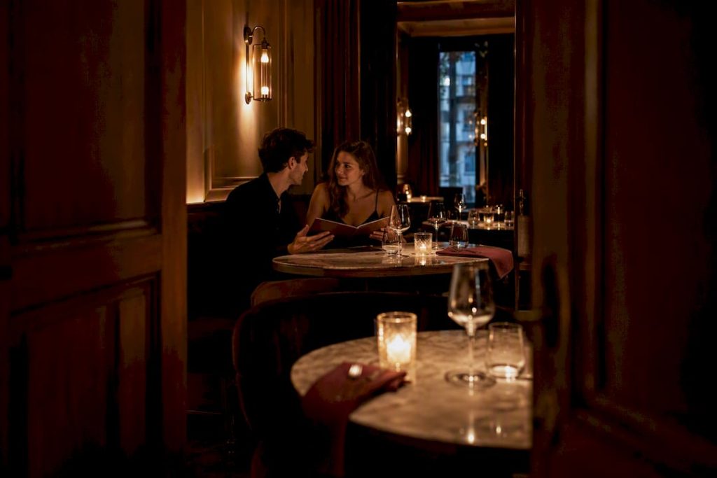 Couple dans un salon privé à Paris