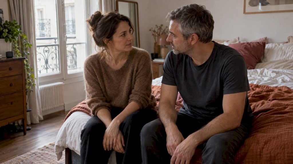 Un couple discute tranquillement au bord du lit